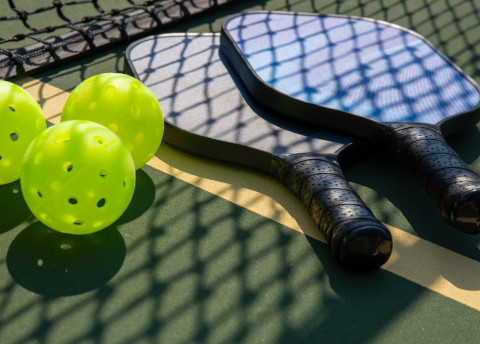 pickleball-racquet-and-balls